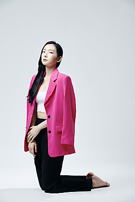 포토 JPG 스튜디오촬영 전신 응시 여자 맨발 회색배경 실내 무표정 한명 손짓 20대 성인 옆모습 재킷 한국인 무릎꿇기 의료성형뷰티 성인여자한명만 국내포토 1 시선 감정 뷰포인트 백그라운드 모션 발 표정 사람 동양인 청년 내부 외투 회색 여자한명만 성인여자만 파일형식