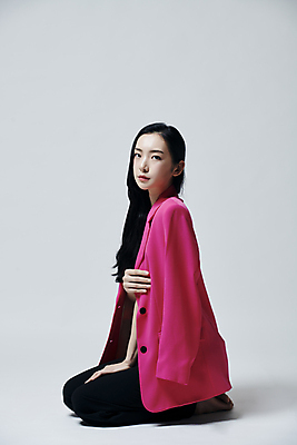 포토 JPG 스튜디오촬영 전신 응시 여자 회색배경 실내 무표정 한명 앉기 20대 성인 옆모습 재킷 한국인 잡기 무릎꿇기 의료성형뷰티 성인여자한명만 국내포토 1 시선 감정 뷰포인트 백그라운드 모션 표정 사람 동양인 청년 내부 외투 회색 여자한명만 성인여자만 파일형식