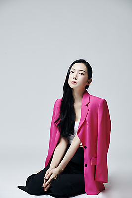 포토 JPG 스튜디오촬영 전신 응시 여자 회색배경 실내 무표정 한명 앉기 20대 성인 앞모습 재킷 한국인 무릎꿇기 손모으기 의료성형뷰티 성인여자한명만 국내포토 1 시선 감정 뷰포인트 백그라운드 모션 표정 사람 동양인 손짓 청년 내부 외투 회색 여자한명만 성인여자만 파일형식