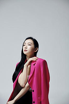 포토 JPG 스튜디오촬영 응시 여자 로우앵글 회색배경 실내 무표정 한명 상반신 20대 성인 앞모습 옆모습 재킷 한국인 잡기 의료성형뷰티 성인여자한명만 국내포토 1 시선 감정 뷰포인트 백그라운드 모션 표정 사람 동양인 청년 내부 외투 회색 여자한명만 성인여자만 파일형식