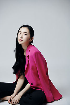 포토 JPG 스튜디오촬영 전신 응시 여자 회색배경 실내 무표정 한명 20대 성인 옆모습 재킷 한국인 가부좌 의료성형뷰티 성인여자한명만 국내포토 1 시선 감정 뷰포인트 백그라운드 표정 사람 앉기 동양인 청년 내부 외투 회색 여자한명만 성인여자만 파일형식