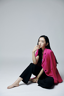 포토 JPG 스튜디오촬영 전신 응시 여자 맨발 회색배경 실내 무표정 한명 앉기 손짓 20대 성인 옆모습 하이앵글 턱괴기 재킷 한국인 의료성형뷰티 성인여자한명만 국내포토 1 시선 감정 뷰포인트 백그라운드 모션 발 표정 사람 동양인 청년 내부 외투 회색 여자한명만 성인여자만 파일형식