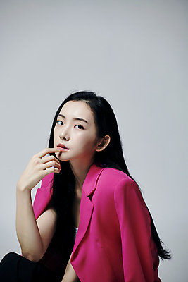 포토 JPG 스튜디오촬영 응시 여자 회색배경 실내 무표정 한명 손짓 상반신 20대 성인 옆모습 재킷 한국인 의료성형뷰티 성인여자한명만 국내포토 1 시선 감정 뷰포인트 백그라운드 모션 표정 사람 동양인 청년 내부 외투 회색 여자한명만 성인여자만 파일형식