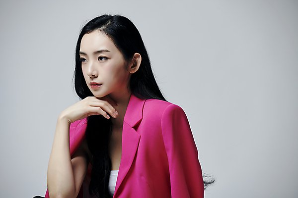 포토 JPG 스튜디오촬영 응시 여자 회색배경 실내 무표정 한명 상반신 20대 성인 옆모습 턱괴기 재킷 한국인 의료성형뷰티 성인여자한명만 국내포토 1 시선 감정 뷰포인트 백그라운드 모션 표정 사람 동양인 청년 내부 외투 회색 여자한명만 성인여자만 파일형식