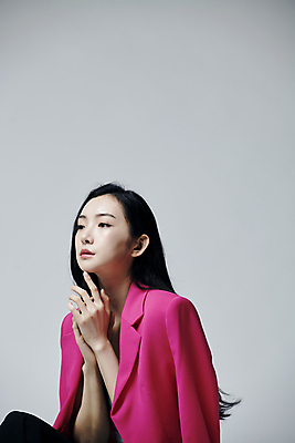 포토 JPG 스튜디오촬영 응시 여자 회색배경 실내 무표정 한명 상반신 20대 성인 앞모습 옆모습 재킷 한국인 손모으기 의료성형뷰티 성인여자한명만 국내포토 1 시선 감정 뷰포인트 백그라운드 표정 사람 동양인 손짓 청년 내부 외투 회색 여자한명만 성인여자만 파일형식