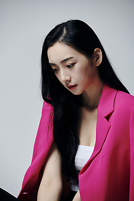 포토 JPG 스튜디오촬영 여자 회색배경 실내 무표정 고개숙이기 한명 상반신 20대 성인 옆모습 재킷 한국인 의료성형뷰티 성인여자한명만 국내포토 1 감정 뷰포인트 백그라운드 표정 숙이기 사람 동양인 청년 내부 외투 회색 여자한명만 성인여자만 파일형식