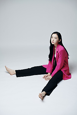 포토 JPG 스튜디오촬영 전신 응시 여자 맨발 회색배경 실내 무표정 한명 앉기 20대 성인 옆모습 하이앵글 재킷 한국인 올려보기 다리벌리기 의료성형뷰티 성인여자한명만 국내포토 1 시선 감정 뷰포인트 백그라운드 모션 발 표정 사람 동양인 청년 내부 외투 회색 여자한명만 성인여자만 파일형식