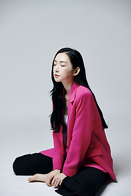 포토 JPG 스튜디오촬영 전신 여자 맨발 회색배경 실내 한명 앉기 20대 성인 옆모습 눈감음 재킷 한국인 의료성형뷰티 성인여자한명만 국내포토 1 뷰포인트 백그라운드 모션 발 사람 동양인 청년 내부 외투 회색 여자한명만 성인여자만 파일형식