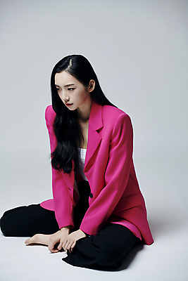 포토 JPG 스튜디오촬영 전신 응시 여자 맨발 회색배경 실내 무표정 한명 앉기 20대 성인 옆모습 재킷 한국인 손모으기 의료성형뷰티 성인여자한명만 국내포토 1 시선 감정 뷰포인트 백그라운드 모션 발 표정 사람 동양인 손짓 청년 내부 외투 회색 여자한명만 성인여자만 파일형식