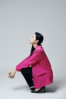 포토 JPG 스튜디오촬영 전신 여자 회색배경 실내 한명 앉기 20대 성인 옆모습 눈감음 재킷 한국인 고개들기 손모으기 웅크림 의료성형뷰티 성인여자한명만 국내포토 1 뷰포인트 백그라운드 모션 사람 동양인 손짓 청년 내부 외투 회색 여자한명만 성인여자만 파일형식