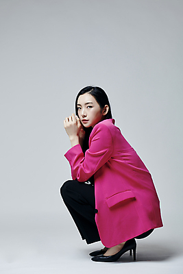 포토 JPG 스튜디오촬영 전신 응시 여자 회색배경 실내 무표정 한명 앉기 손짓 20대 성인 옆모습 재킷 한국인 웅크림 의료성형뷰티 성인여자한명만 국내포토 1 시선 감정 뷰포인트 백그라운드 모션 표정 사람 동양인 청년 내부 외투 회색 여자한명만 성인여자만 파일형식