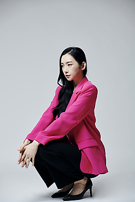 포토 JPG 스튜디오촬영 전신 여자 회색배경 실내 무표정 한명 앉기 20대 성인 옆모습 재킷 한국인 손모으기 웅크림 의료성형뷰티 성인여자한명만 국내포토 1 감정 뷰포인트 백그라운드 모션 표정 사람 동양인 손짓 청년 내부 외투 회색 여자한명만 성인여자만 파일형식