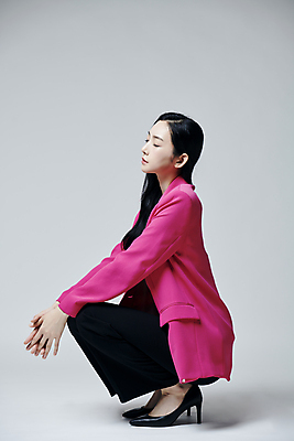 포토 JPG 스튜디오촬영 전신 여자 회색배경 실내 한명 앉기 20대 성인 옆모습 눈감음 재킷 한국인 손모으기 웅크림 의료성형뷰티 성인여자한명만 국내포토 1 뷰포인트 백그라운드 모션 사람 동양인 손짓 청년 내부 외투 회색 여자한명만 성인여자만 파일형식