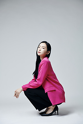 포토 JPG 스튜디오촬영 전신 응시 여자 회색배경 실내 무표정 한명 앉기 20대 성인 옆모습 재킷 한국인 손모으기 웅크림 의료성형뷰티 성인여자한명만 국내포토 1 시선 감정 뷰포인트 백그라운드 모션 표정 사람 동양인 손짓 청년 내부 외투 회색 여자한명만 성인여자만 파일형식