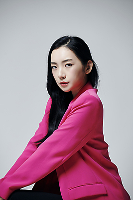 포토 JPG 스튜디오촬영 응시 여자 회색배경 실내 무표정 한명 상반신 20대 성인 옆모습 재킷 한국인 의료성형뷰티 성인여자한명만 국내포토 1 시선 감정 뷰포인트 백그라운드 표정 사람 동양인 청년 내부 외투 회색 여자한명만 성인여자만 파일형식