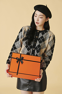 포토 JPG 스튜디오촬영 모자 여자 실내 선물 한명 상반신 20대 성인 옆모습 쇼핑 상자 한국인 가을 고급 니트 성인여자한명만 주황색배경 국내포토 1 잡화 계절 뷰포인트 백그라운드 컨셉 상의 사람 동양인 청년 내부 주황색 여자한명만 성인여자만 파일형식