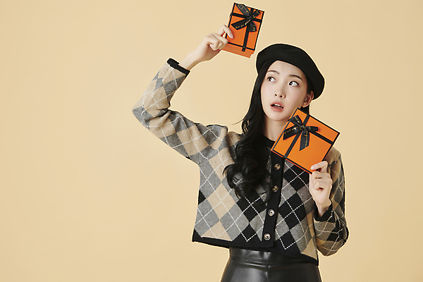 포토 JPG 스튜디오촬영 모자 여자 실내 선물 한명 상반신 20대 성인 앞모습 쇼핑 상자 한국인 가을 고급 니트 성인여자한명만 주황색배경 국내포토 1 잡화 계절 뷰포인트 백그라운드 컨셉 상의 사람 동양인 청년 내부 주황색 여자한명만 성인여자만 파일형식