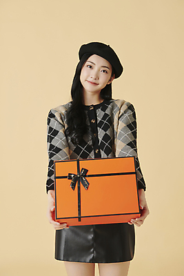 포토 JPG 스튜디오촬영 모자 여자 실내 선물 한명 들기 상반신 20대 성인 앞모습 선물상자 쇼핑 상자 한국인 가을 고급 주기 성인여자한명만 주황색배경 국내포토 1 잡화 계절 뷰포인트 백그라운드 컨셉 모션 사람 동양인 청년 내부 주황색 여자한명만 성인여자만 파일형식