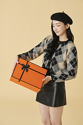 포토 JPG 스튜디오촬영 모자 응시 여자 실내 선물 한명 미소 들기 상반신 20대 성인 옆모습 선물상자 쇼핑 상자 한국인 가을 고급 니트 성인여자한명만 주황색배경 국내포토 1 시선 잡화 계절 뷰포인트 백그라운드 컨셉 상의 모션 표정 사람 동양인 청년 내부 주황색 여자한명만 성인여자만 파일형식