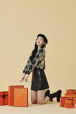 포토 JPG 스튜디오촬영 전신 모자 응시 여자 부츠 실내 한명 20대 성인 옆모습 선물상자 쇼핑 쇼핑백 한국인 가을 가리킴 고급 무릎꿇기 성인여자한명만 주황색배경 국내포토 1 시선 잡화 계절 뷰포인트 백그라운드 신발 컨셉 가방 모션 선물 사람 동양인 손짓 청년 내부 상자 주황색 여자한명만 성인여자만 파일형식