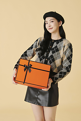포토 JPG 스튜디오촬영 모자 응시 여자 실내 선물 한명 들기 상반신 20대 성인 앞모습 선물상자 쇼핑 상자 한국인 가을 고급 성인여자한명만 주황색배경 국내포토 1 시선 잡화 계절 뷰포인트 백그라운드 컨셉 모션 사람 동양인 청년 내부 주황색 여자한명만 성인여자만 파일형식