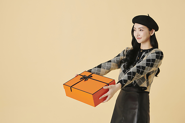 포토 JPG 스튜디오촬영 모자 응시 여자 실내 선물 한명 들기 상반신 20대 성인 옆모습 선물상자 쇼핑 상자 한국인 가을 고급 주기 성인여자한명만 주황색배경 국내포토 1 시선 잡화 계절 뷰포인트 백그라운드 컨셉 모션 사람 동양인 청년 내부 주황색 여자한명만 성인여자만 파일형식