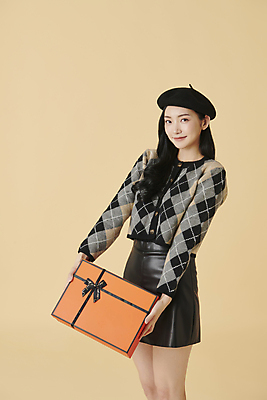 포토 JPG 스튜디오촬영 모자 응시 여자 실내 선물 한명 들기 상반신 20대 성인 앞모습 옆모습 선물상자 쇼핑 상자 한국인 가을 고급 성인여자한명만 주황색배경 국내포토 1 시선 잡화 계절 뷰포인트 백그라운드 컨셉 모션 사람 동양인 청년 내부 주황색 여자한명만 성인여자만 파일형식
