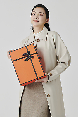 포토 JPG 스튜디오촬영 응시 여자 회색배경 실내 선물 한명 미소 들기 상반신 20대 성인 앞모습 선물상자 쇼핑 상자 한국인 가을 고급 성인여자한명만 국내포토 1 시선 계절 뷰포인트 백그라운드 컨셉 모션 표정 사람 동양인 청년 내부 회색 여자한명만 성인여자만 파일형식