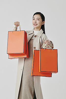 포토 JPG 스튜디오촬영 응시 여자 회색배경 실내 선물 한명 미소 들기 상반신 20대 성인 앞모습 쇼핑 쇼핑백 한국인 가을 고급 성인여자한명만 국내포토 1 시선 계절 뷰포인트 백그라운드 컨셉 가방 모션 표정 사람 동양인 청년 내부 회색 여자한명만 성인여자만 파일형식