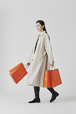 포토 JPG 스튜디오촬영 전신 여자 회색배경 부츠 실내 한명 들기 20대 성인 옆모습 쇼핑 쇼핑백 걷기 한국인 가을 고급 성인여자한명만 국내포토 1 계절 뷰포인트 백그라운드 신발 컨셉 가방 모션 사람 동양인 청년 내부 회색 여자한명만 성인여자만 파일형식