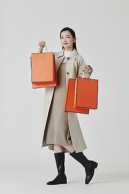 포토 JPG 스튜디오촬영 전신 응시 여자 회색배경 부츠 실내 한명 미소 들기 20대 성인 앞모습 쇼핑 쇼핑백 한국인 가을 고급 성인여자한명만 국내포토 1 시선 계절 뷰포인트 백그라운드 신발 컨셉 가방 모션 표정 사람 동양인 청년 내부 회색 여자한명만 성인여자만 파일형식