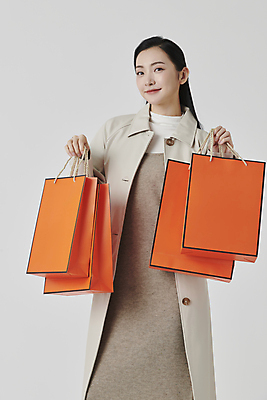 포토 JPG 스튜디오촬영 응시 여자 회색배경 실내 선물 한명 미소 들기 상반신 20대 성인 앞모습 쇼핑 쇼핑백 한국인 가을 고급 성인여자한명만 국내포토 1 시선 계절 뷰포인트 백그라운드 컨셉 가방 모션 표정 사람 동양인 청년 내부 회색 여자한명만 성인여자만 파일형식