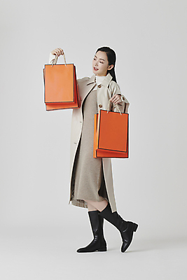 포토 JPG 스튜디오촬영 전신 응시 여자 회색배경 부츠 실내 한명 미소 들기 20대 성인 옆모습 쇼핑 쇼핑백 한국인 가을 고급 성인여자한명만 국내포토 1 시선 계절 뷰포인트 백그라운드 신발 컨셉 가방 모션 표정 사람 동양인 청년 내부 회색 여자한명만 성인여자만 파일형식