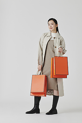 포토 JPG 스튜디오촬영 전신 응시 여자 회색배경 부츠 실내 한명 미소 들기 20대 성인 앞모습 쇼핑 쇼핑백 한국인 가을 고급 성인여자한명만 국내포토 1 시선 계절 뷰포인트 백그라운드 신발 컨셉 가방 모션 표정 사람 동양인 청년 내부 회색 여자한명만 성인여자만 파일형식