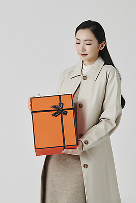 포토 JPG 스튜디오촬영 응시 여자 회색배경 실내 선물 한명 미소 들기 상반신 20대 성인 앞모습 선물상자 쇼핑 상자 한국인 가을 고급 성인여자한명만 국내포토 1 시선 계절 뷰포인트 백그라운드 컨셉 모션 표정 사람 동양인 청년 내부 회색 여자한명만 성인여자만 파일형식