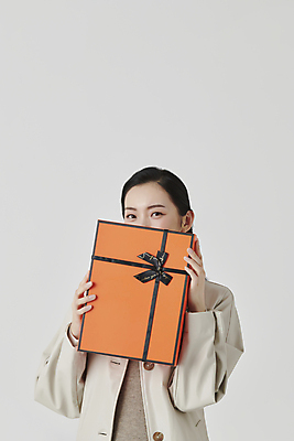 포토 JPG 스튜디오촬영 응시 여자 회색배경 실내 선물 한명 들기 상반신 20대 성인 앞모습 선물상자 쇼핑 상자 한국인 가을 고급 눈웃음 얼굴가리기 성인여자한명만 국내포토 1 시선 계절 뷰포인트 백그라운드 컨셉 모션 표정 사람 동양인 청년 내부 회색 가림 여자한명만 성인여자만 파일형식
