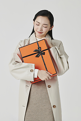 포토 JPG 스튜디오촬영 여자 회색배경 실내 선물 한명 미소 들기 상반신 20대 성인 앞모습 선물상자 쇼핑 상자 눈감음 한국인 가을 고급 성인여자한명만 국내포토 1 계절 뷰포인트 백그라운드 컨셉 모션 표정 사람 동양인 청년 내부 회색 여자한명만 성인여자만 파일형식