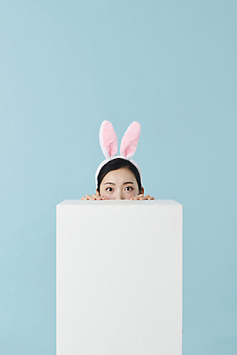 포토 JPG 스튜디오촬영 응시 여자 얼굴 새해 프레임 실내 한명 상반신 20대 성인 앞모습 한국인 축하 토끼띠 토끼머리띠 파란배경 숨기 성인여자한명만 카피스페이스 나오기 계묘년 국내포토 1 시선 뷰포인트 백그라운드 컨셉 모션 사람 동양인 청년 내부 신체부위 파란색 공백 십이지신 토끼 머리띠 여자한명만 성인여자만 파일형식 2023년