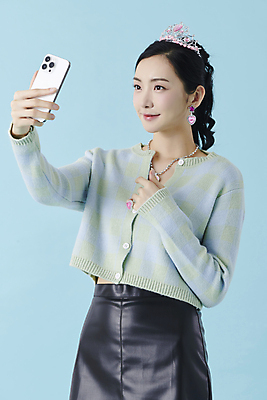 포토 JPG 스튜디오촬영 여자 포즈 장신구 왕관 실내 한명 들기 상반신 20대 성인 앞모습 옆모습 스마트폰 한국인 생일파티 생일 셀프카메라 파란배경 생일축하 공주님 영상통화 성인여자한명만 국내포토 1 기념일 뷰포인트 백그라운드 모션 사람 동양인 청년 내부 파란색 핸드폰 스마트기기 사진촬영 축하 통화 여자한명만 성인여자만 파일형식