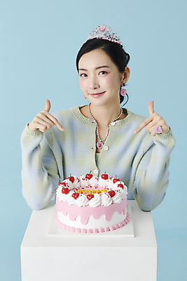 포토 JPG 스튜디오촬영 여자 장신구 왕관 실내 한명 미소 상반신 20대 성인 앞모습 한국인 가리킴 생일파티 생일 생일케이크 파란배경 생일축하 공주님 성인여자한명만 국내포토 1 기념일 뷰포인트 백그라운드 표정 사람 동양인 손짓 청년 내부 파란색 케이크 축하 여자한명만 성인여자만 파일형식