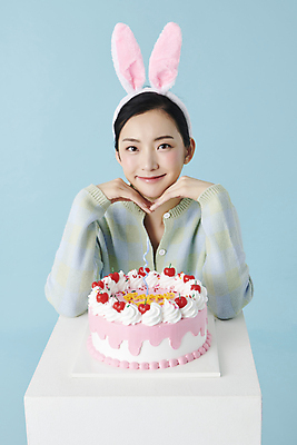 포토 JPG 스튜디오촬영 응시 여자 포즈 실내 한명 미소 상반신 20대 성인 앞모습 턱괴기 한국인 생일파티 생일 생일케이크 토끼머리띠 파란배경 생일축하 꽃받침 성인여자한명만 국내포토 1 시선 기념일 뷰포인트 백그라운드 모션 표정 사람 동양인 손짓 청년 내부 파란색 케이크 축하 머리띠 여자한명만 성인여자만 파일형식