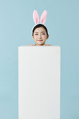 포토 JPG 스튜디오촬영 여자 얼굴 새해 프레임 실내 한명 미소 상반신 20대 성인 앞모습 한국인 축하 토끼띠 토끼머리띠 파란배경 숨기 성인여자한명만 카피스페이스 계묘년 국내포토 1 뷰포인트 백그라운드 컨셉 모션 표정 사람 동양인 청년 내부 신체부위 파란색 공백 십이지신 토끼 머리띠 여자한명만 성인여자만 파일형식 2023년