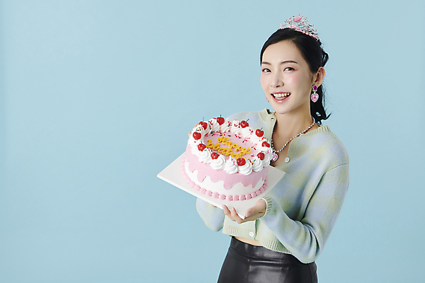 포토 JPG 스튜디오촬영 여자 포즈 장신구 왕관 실내 한명 미소 웃음 들기 상반신 20대 성인 앞모습 옆모습 기쁨 한국인 생일파티 생일 생일케이크 파란배경 생일축하 성인여자한명만 국내포토 1 기념일 감정 뷰포인트 백그라운드 모션 표정 사람 동양인 청년 내부 파란색 케이크 축하 여자한명만 성인여자만 파일형식