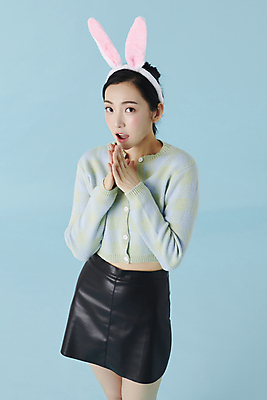 포토 JPG 스튜디오촬영 응시 여자 포즈 실내 한명 상반신 20대 성인 앞모습 놀람 한국인 생일파티 생일 토끼머리띠 파란배경 생일축하 손모으기 성인여자한명만 국내포토 1 시선 기념일 감정 뷰포인트 백그라운드 표정 사람 동양인 손짓 청년 내부 파란색 축하 머리띠 여자한명만 성인여자만 파일형식