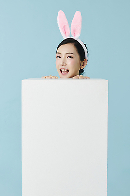 포토 JPG 스튜디오촬영 응시 여자 얼굴 새해 프레임 실내 한명 미소 웃음 상반신 20대 성인 앞모습 한국인 축하 토끼띠 토끼머리띠 파란배경 숨기 성인여자한명만 카피스페이스 계묘년 국내포토 1 시선 뷰포인트 백그라운드 컨셉 모션 표정 사람 동양인 청년 내부 신체부위 파란색 공백 십이지신 토끼 머리띠 여자한명만 성인여자만 파일형식 2023년