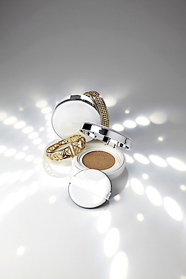 포토 JPG 컨셉 장신구 그림자 사람없음 빛 화장 뷰티 화장품 오브젝트 흰배경 빛망울 자기관리 파운데이션 팩트 국내포토 백그라운드 흰색 파일형식