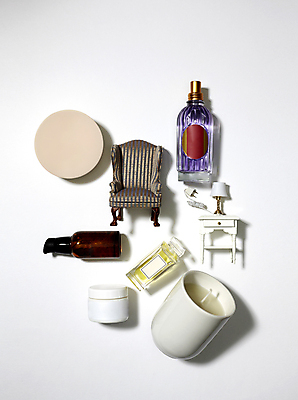 포토 JPG 가구 컨셉 사람없음 소파 뷰티 화장품 미니어처 스탠드 향수 오브젝트 흰배경 향초 팩트 향수병 국내포토 생활용품 백그라운드 의자 초 조명 모형 흰색 병_담는 파일형식