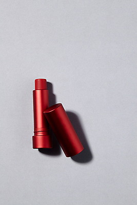 포토 JPG 회색배경 사람없음 빨간색 뷰티 화장품 립스틱 뚜껑 오브젝트 자기관리 국내포토 컬러 백그라운드 회색 파일형식