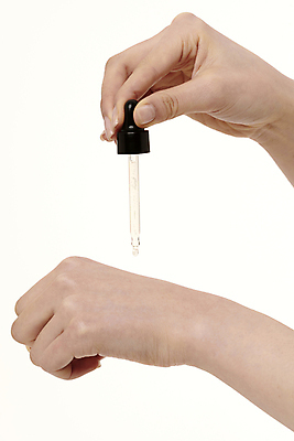 포토 JPG 손 들기 사람없음 신체부위 뷰티 화장품 스포이트 뿌리기 오브젝트 흰배경 손등 앰플 자기관리 국내포토 백그라운드 모션 사람 흰색 피펫 파일형식