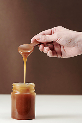 포토 JPG 손 들기 사람없음 신체부위 숟가락 흐름 오브젝트 꿀 꿀단지 자기관리 갈색배경 국내포토 백그라운드 컨셉 모션 수저 사람 갈색 파일형식